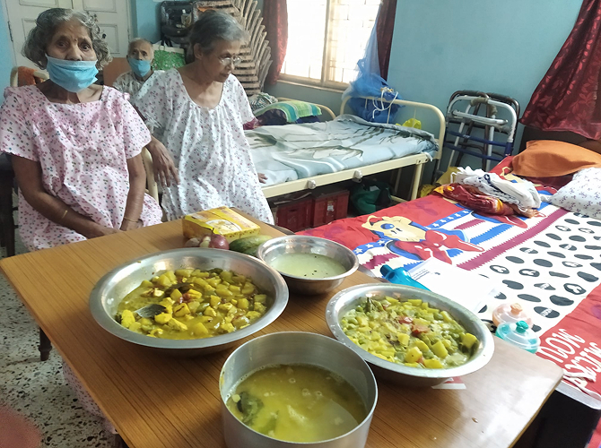 mmucare volunteers serving nutritious meals